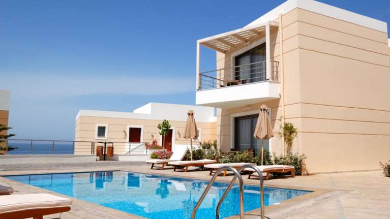 ΕΛΣΤΑΤ: Αυξήθηκαν αφίξεις και διανυκτερεύσεις σε ξενοδοχεία και κάμπινγκ