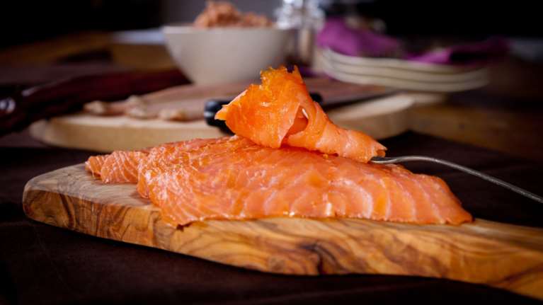 Ο σολομός, η σαρδέλα και άλλα ψάρια με πολλά ωμέγα-3 βοηθάνε το μυαλό ενός μεσήλικα