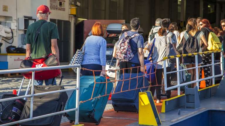 Εκπτώσεις έως και 30% στα εισιτήρια των πλοίων ανακοίνωσαν οι εταιρείες: Ποιους επιβάτες, ποια δρομολόγια αφορά, τα &quot;ψιλά γράμματα&quot;