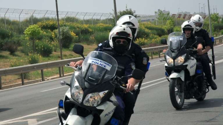 Απίστευτη καταδίωξη με πυροβολισμούς στην Εθνική: Πετούσαν στον δρόμο την ηρωίνη οι Ρομά - Ενας τραυματίας