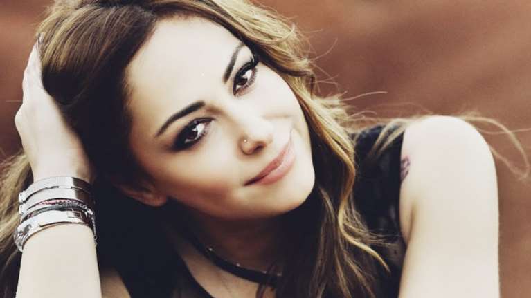 Ερωτευμένη ξανά η Μελίνα Ασλανίδου - Από Κρητικό σε... Κρητικό [Βίντεο]