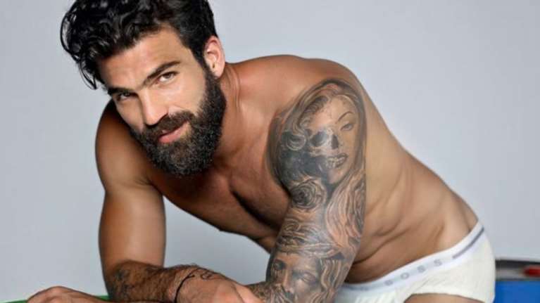 Δημήτρης Αλεξάνδρου: Μαζί με τους φίλους του στην Λευκάδα - Καλοσωρίζουν γυμνοί το καλοκαίρι