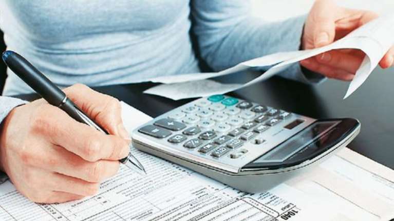 Φορολογικές δηλώσεις: Στα &quot;μαχαίρια&quot; λογιστές και υπουργείο Οικονομικών για το αν θα δοθεί παράταση