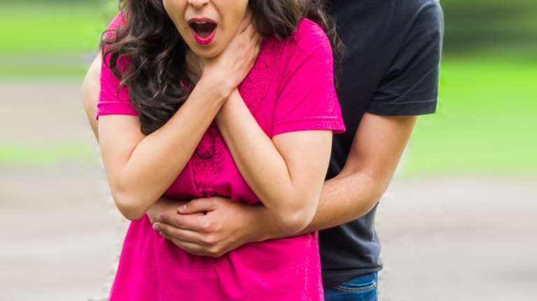 Πώς γίνεται η λαβή Χάιμλιχ που έχει σώσει 100.000 ζωές - Οταν κινδυνεύει κάποιος με πνιγμό από κάποιο αντικείμενο