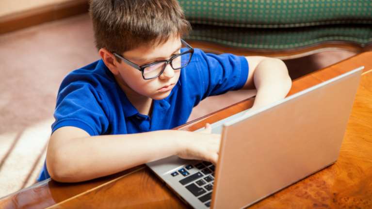 Lockdown: Πώς να προστατέψετε τα μάτια σας από τις πολλές ώρες μπροστά στον υπολογιστή