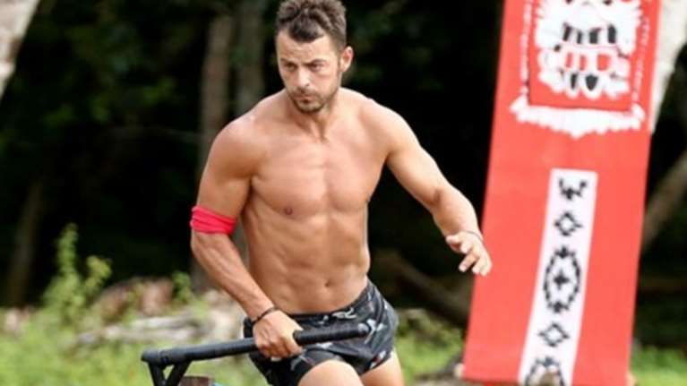 Γιώργος Αγγελόπουλος: Σκληρή απάντηση στις κατηγορίες ότι προμοτάρει τη δουλειά του μέσα από τις φωτιές