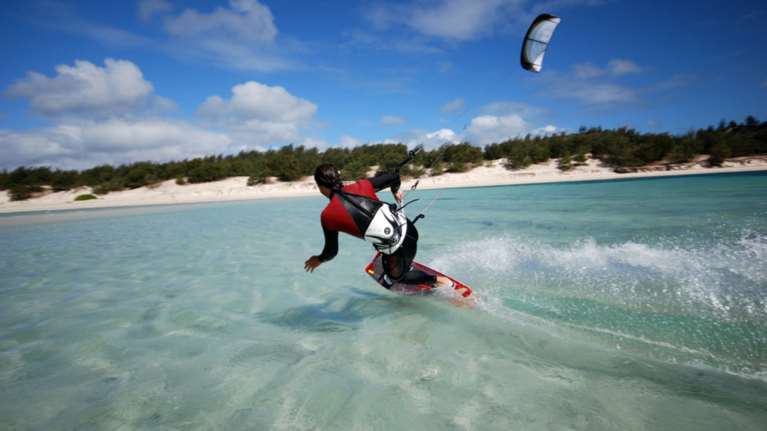 Τραγωδία στη Ρόδο: Νεκρή 31χρονη που έκανε kite surfing