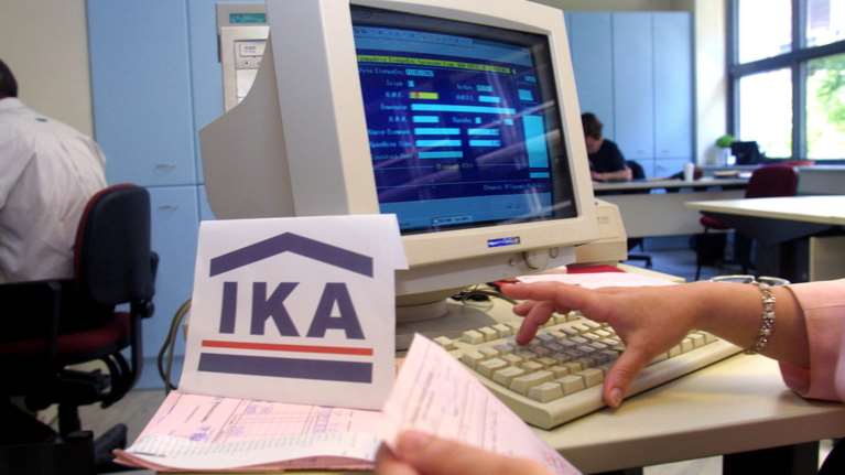 Θεσσαλονίκη: Κύκλωμα εξέδιδε πλαστές βεβαιώσεις αναπηρίας - Έξι συλλήψεις - Ανάμεσά τους και στέλεχος του ΙΚΑ