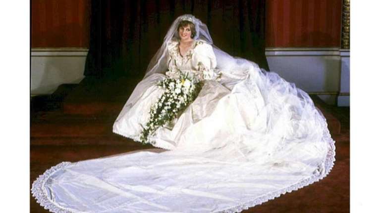 Δείτε την Emma Corrin με το νυφικό της Diana στην 4η σεζόν του The Crown