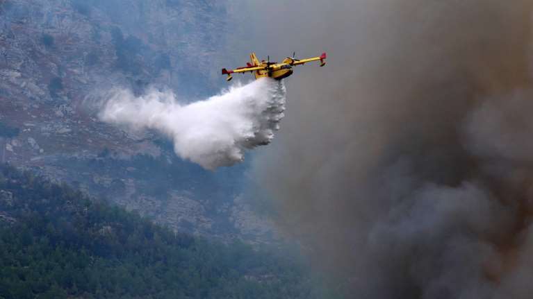 Φωτιά στον Πύργο: Επιχειρούν εναέριες και επίγειες δυνάμεις - Δεν απειλούνται κατοικημένες περιοχές