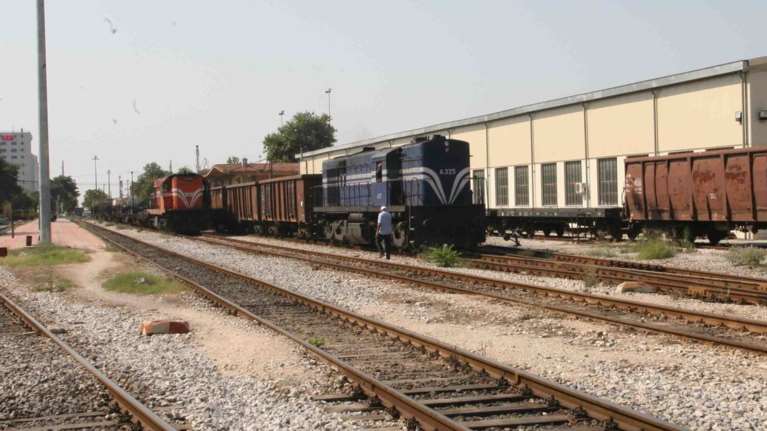 Εμπορικό τρένο συγκρούστηκε με φορτηγό στο τελωνείο της Οινόης