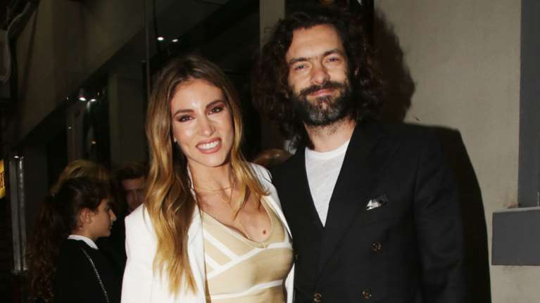 Ο μυκονιάτικος γάμος της Αθηνάς Οικονομάκου: Οι αδημοσίευτες φωτογραφίες από το μυστήριο και το πάρτι