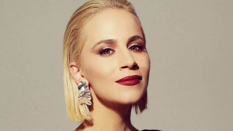 Νάντια Μπουλέ - Η πιο τρυφερή εικόνα: Θηλάζει την κόρη της και φωτογραφίζεται