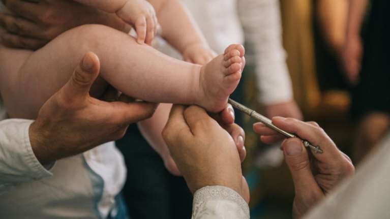 Αντιδράσεις για εγκύκλιο της Εκκλησίας της Κρήτης για τις βαπτίσεις: Απαγορεύονται οι νονοί που έχουν παντρευτεί με πολιτικό γάμο