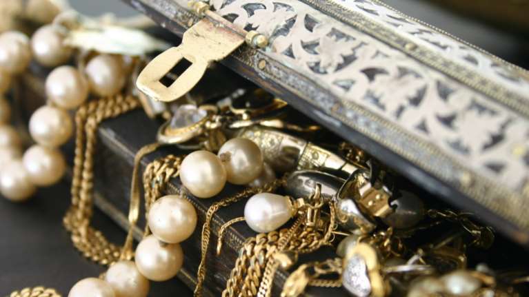 Αγία Παρασκευή: Τρόμος για γνωστή κοσμική κυρία - &#39;&#39;Μαϊμού&#39;&#39; υπάλληλοι της ΔΕΗ της άρπαξαν κοσμήματα 500.000 ευρώ