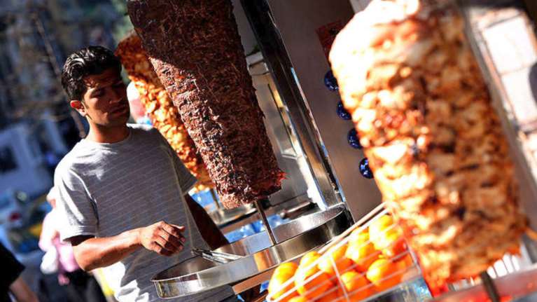 To παράπονο ενός Γερμανού στον Όλαφ Σολτς - &quot;Πληρώνω 8 ευρώ το ντονέρ, πες τον Πούτιν να μειώσει την τιμή&quot; [βίντεο]