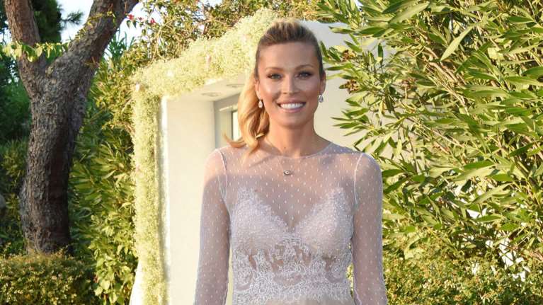 Athens by night: Η Μαριέττα Χρουσαλά με αέρινη παντελόνα και boho σκουλαρίκια σε βραδινή έξοδο