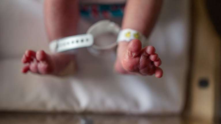 Λάρισα: Τεστ DNA θα κάνουν οι γονείς που τους έδωσαν λάθος μωρό στο μαιευτήριο [Βίντεο]