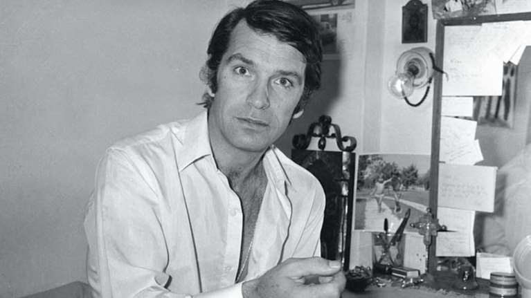 Σπάνια φωτογραφία: Ο Νίκος Κούρκουλος με την πρώτη γυναίκα του Μελίτα Κουτσογιάννη και τα δύο παιδιά τους [Εικόνα]