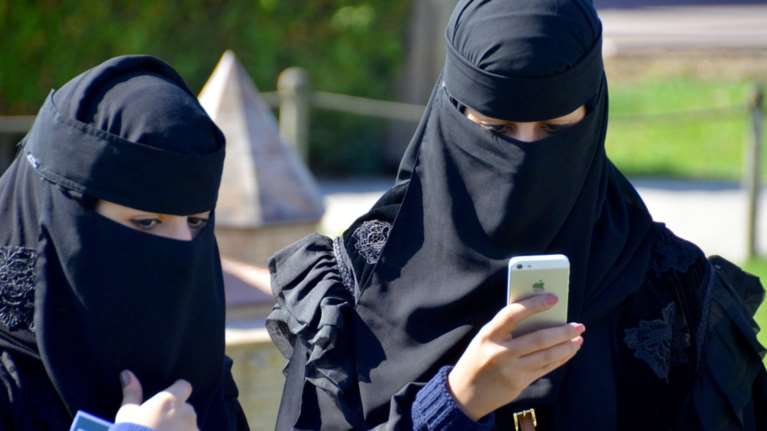 Ελβετία - Τέλος στη μπούρκα με δημοψήφισμα: &quot;Η παράδοση είναι να δείχνουμε τα πρόσωπά μας&quot;