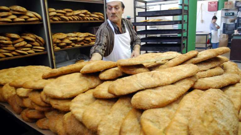 Καθαρά Δευτέρα: &quot;Φωτιά&quot; το σαρακοστιανό τραπέζι - Πόσο θα πληρώσουμε τη λαγάνα, την ταραμοσαλάτα και τον χαλβά