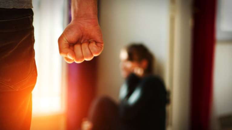 Χαμός στην Πάτρα με αντιδήμαρχο που έδειρε και έριξε από τις σκάλες μια από τις ερωμένες του