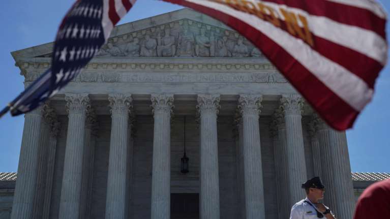 Απανωτά σοκ στις ΗΠΑ: Ανώτατος δικαστής αμφισβητεί τους νόμους για την αντισύλληψη και τον γάμο ομοφυλοφίλων