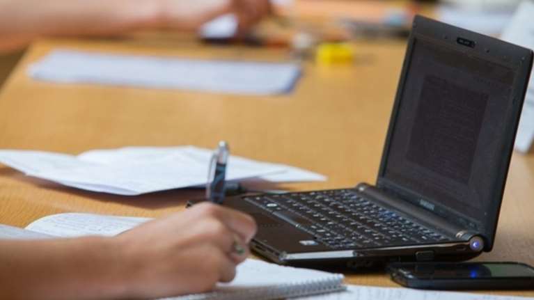 Brain drain: 111.549 κάτοχοι μεταπτυχιακού έφυγαν από την ελληνική αγορά εργασίας το 2021