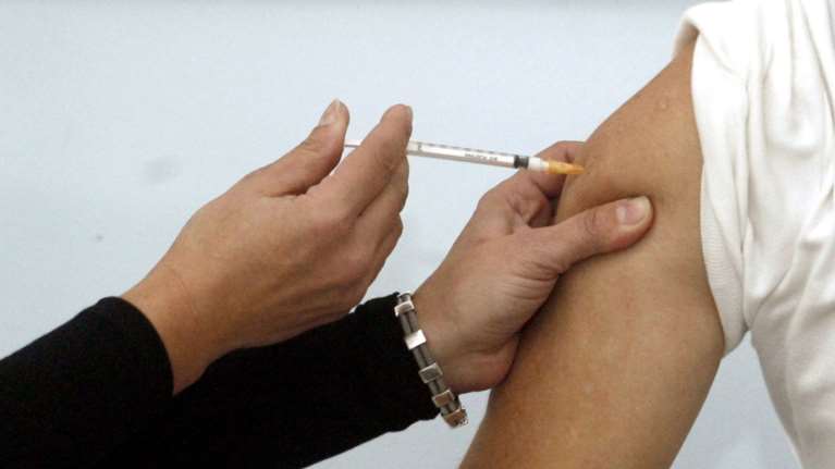 Εμβόλιο κορονοϊού: Αρχή με 250.000 πολίτες - Με sms τα ραντεβού, τι θα γίνει με ηλικιωμένους και ΑμΕΑ