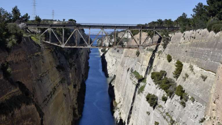 Σοκ στην Κόρινθο: Το άψυχο σώμα μιας γυναίκας επέπλεε στη διώρυγα του Ισθμού [βίντεο]