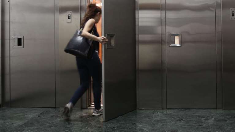 Αγ. Παντελεήμονας: Θέμα χρόνου η σύλληψη του &quot;δράκου των ασανσέρ&quot;-Τον αναγνώρισε η μία κοπέλα, είναι κάτοικος της περιοχής