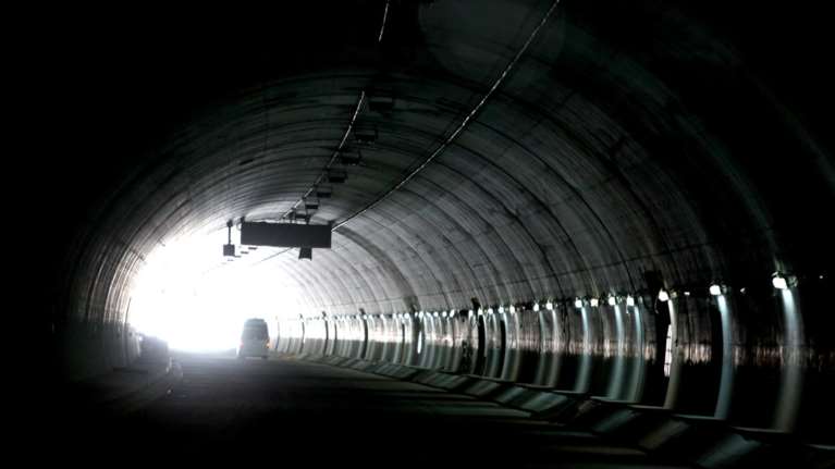 Ολοκληρώνονται οι διεργασίες για την υποθαλάσσια σήραγγα Σαλαμίνας - Περάματος