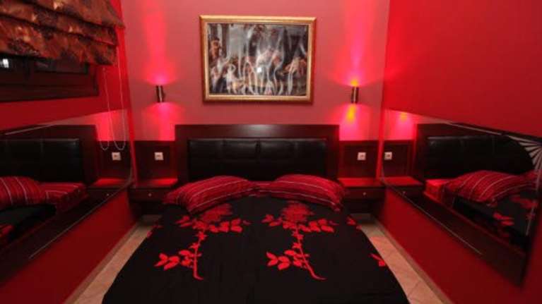 Θεσσαλονίκη: 50χρονη φιλόλογος έμεινε άνεργη και δούλεψε σε οίκο ανοχής για να σπουδάσει ο γιος της - Η απίστευτη υπόθεση