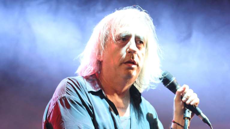 Ξέσπασμα Αγγελάκα για Τέμπη: Συγγνώμη πατέρα, αν το &#39;ξερα ότι θα πάρεις αποζημίωση, θα ανέβαινα κι εγώ στο τρένο