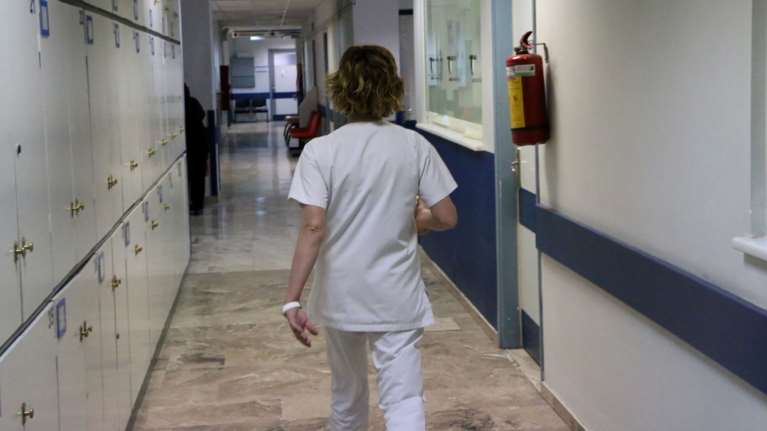 Κορονοϊός: Δηλώνουν θετικοί για να μην εμβολιαστούν - Η… πατέντα των ανεμβολίαστων υγειονομικών [Βίντεο]