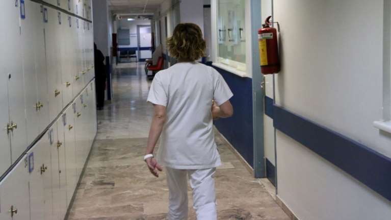 Καταγγελία: Νοσηλευτές κάνουν βάρδιες και προσφέρουν υπηρεσίες με 176 ευρώ το μήνα [βίντεο]