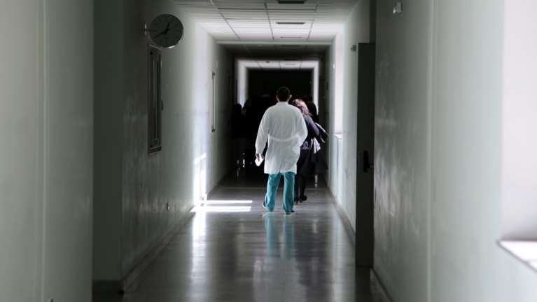 Θεσσαλονίκη: Νοσηλευτής έστησε &quot;εντατική κορονοϊού&quot; στο σπίτι του για να φροντίσει την πεθερά του [βίντεο]