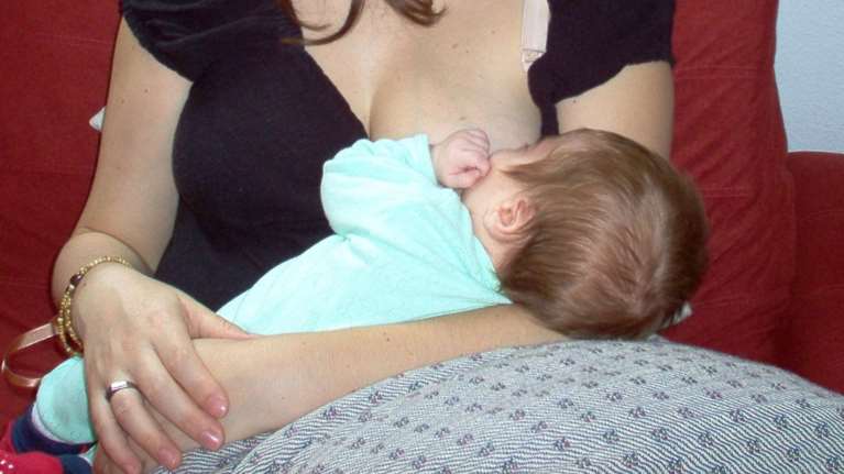 ΠΟΥ: Δεν μεταδίδεται ο κορονοϊός από τη μητέρα στο νεογνό μέσω του μητρικού γάλακτος