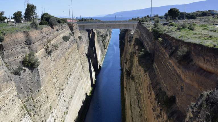 Ισθμός: Γυναίκα αποπειράθηκε να αυτοκτονήσει – Την πρόλαβαν οι αστυνομικοί την ώρα που έγραφε το σημείωμα