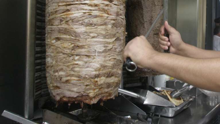 Αύξηση &quot;φωτιά&quot; στο σουβλάκι - Ακριβότερο κατά 15% [βίντεο]