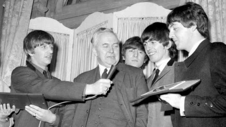 50 χρόνια από τη διάλυση των Beatles: Στο &quot;σφυρί&quot; τα γυαλιά του Τζον Λένον και το πρώτο σινγκλ τους &quot;Love Me Do&quot;