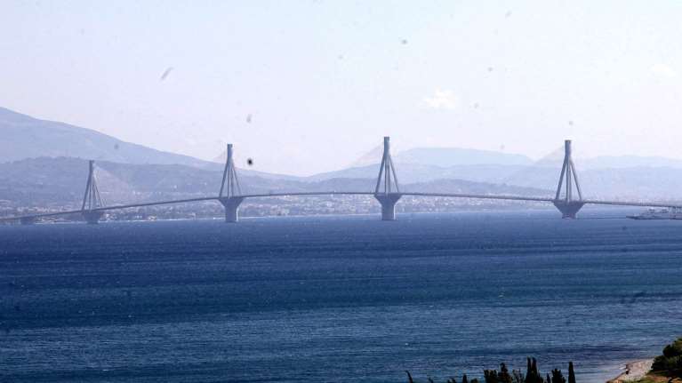 Γέφυρα Ρίου-Αντιρρίου: Έρευνες για άντρα που φέρεται να βούτηξε στο κενό