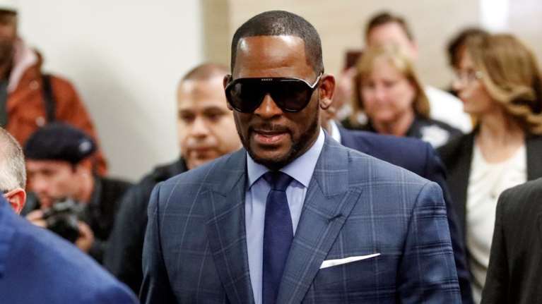 R. Kelly: Κάθειρξη 30 ετών στον Αμερικανό σταρ για σεξουαλική εκμετάλλευση νέων γυναικών, ανδρών και εφήβων