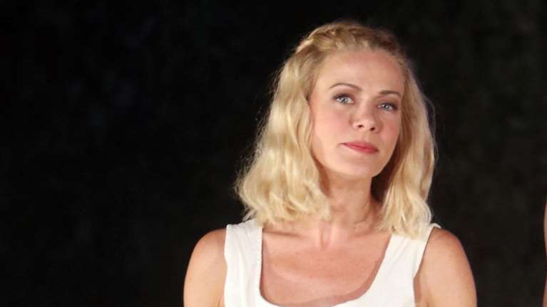 Zέτα Μακρυπούλια: Με άκρως καλοκαιρινή εμφάνιση - Ο τολμηρός χρωματικός συνδυασμός που εντυπωσίασε