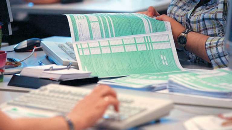 Φορολογικές δηλώσεις: Αυξάνονται οι δικαιούχοι έκπτωσης ΕΝΦΙΑ και επιδομάτων τέκνων, θέρμανσης και ρεύματος