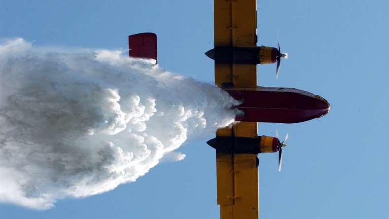 Μεγάλη φωτιά στον Αλίαρτο: Μήνυμα του 112 - Σηκώθηκαν αεροπλάνο και ελικόπτερο