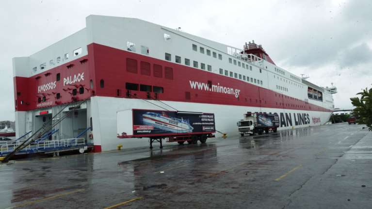 Δεν κατάφεραν να δέσουν στη Μήλο τα πλοία από Κρήτη – Ταλαιπωρία για 249 επιβάτες