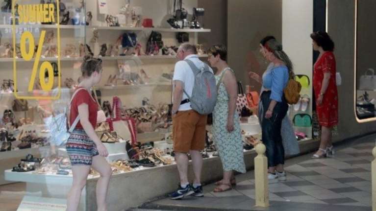 Ξεκινούν τη Δευτέρα για τα καταστήματα οι θερινές εκπτώσεις - Πόσο θα διαρκέσουν