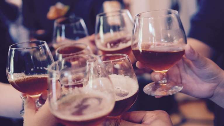 Αλκοόλ: Βλάπτει τον εγκέφαλο σε οποιαδήποτε ποσότητα - Πιο επικίνδυνο και από το κάπνισμα