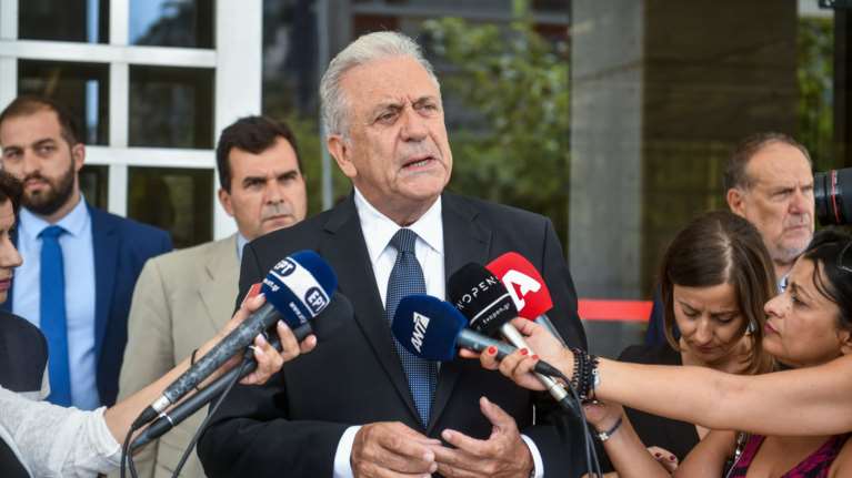 Αβραμόπουλος για τον θάνατο του Κωνσταντίνου: Η Δημοκρατία μας δεν φοβάται να δει κατάματα το παρελθόν της